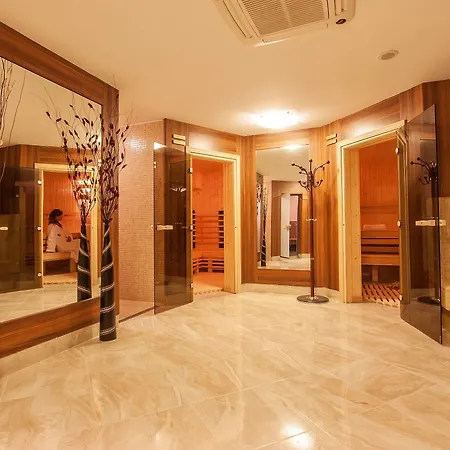 Готель International Casino & Tower 5*