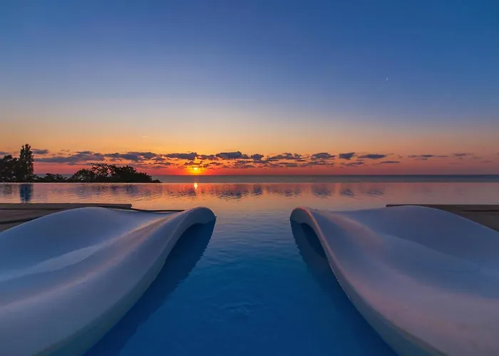 International Casino & Tower מלון 5*