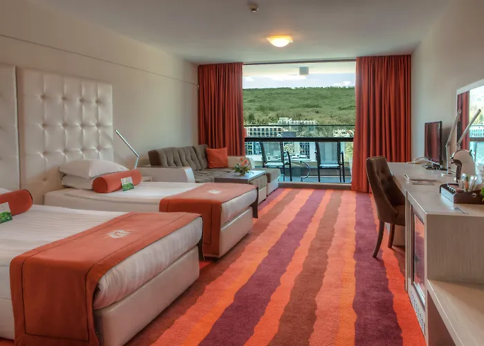 International Casino & Tower מלון 5*